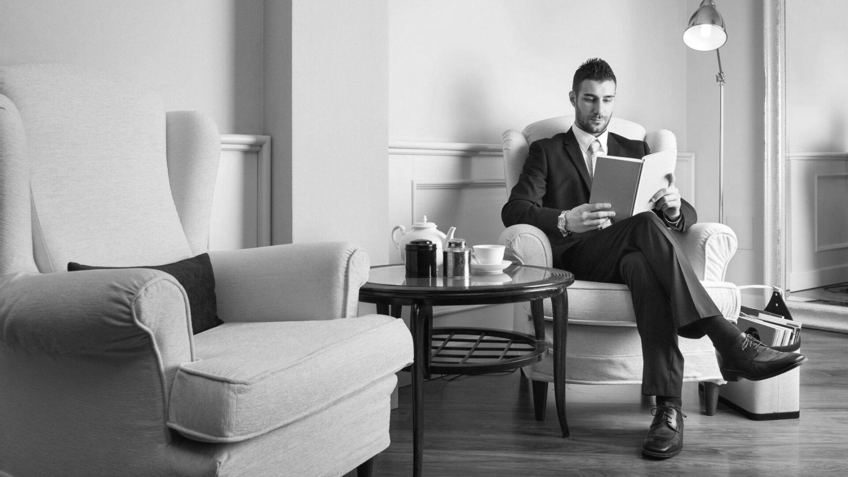 Workspace mit Laptop und Notizen für SEO-Planung